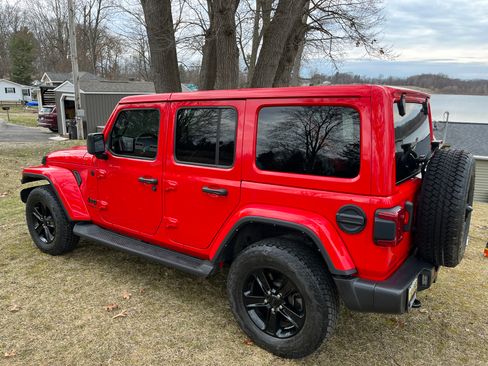 Used 2022 Jeep Wrangler Unlimited Sahara image 2