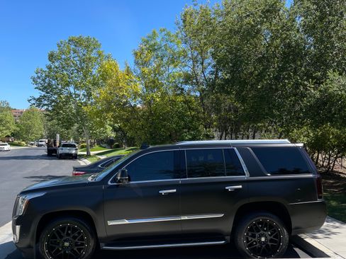 Used 2017 Cadillac Escalade Luxury image 4