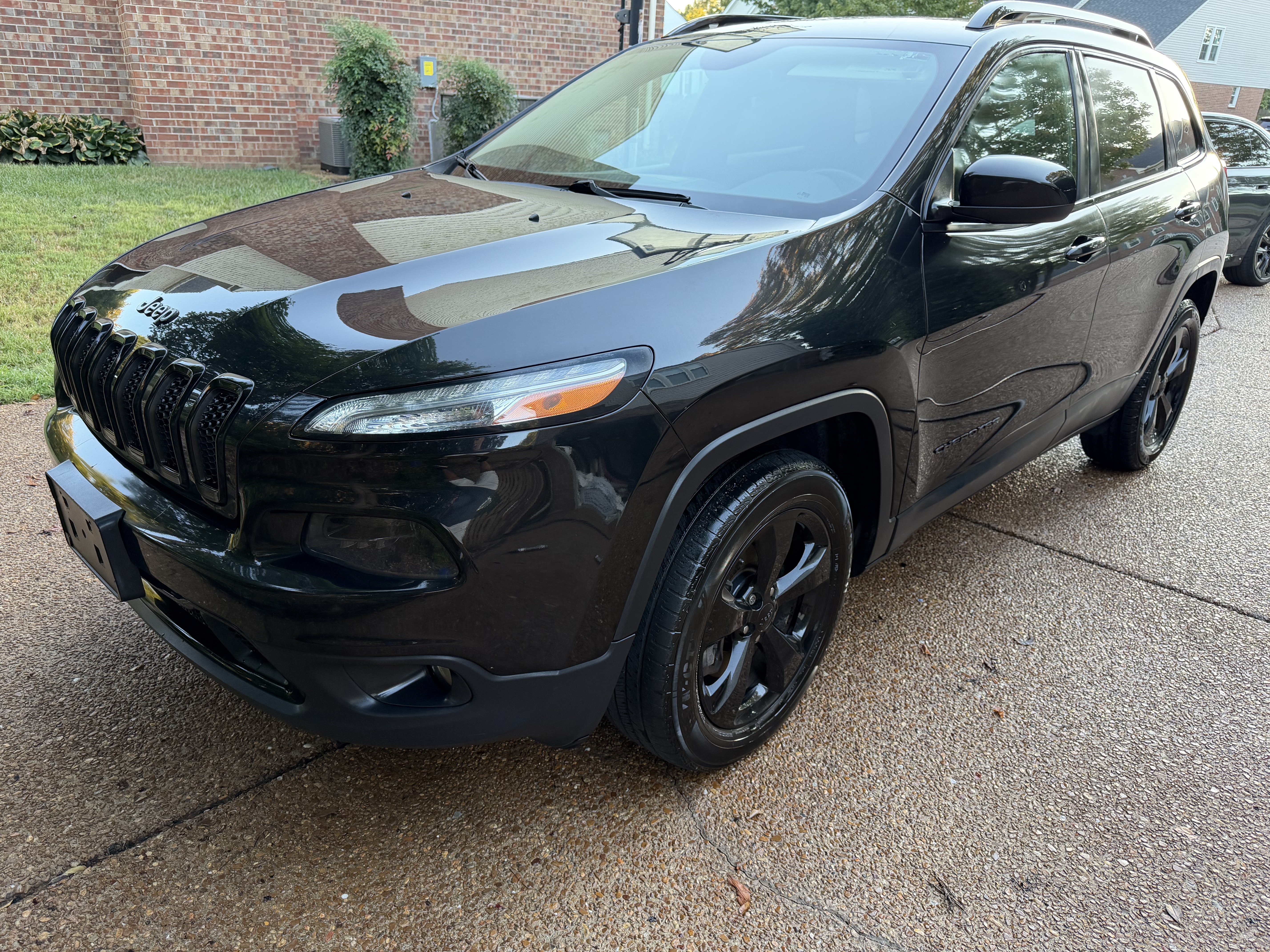 Used 2016 Jeep Cherokee Latitude w/ Cold Weather Group AWD/4WD image 1
