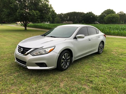Used 2017 Nissan Altima 2.5 SV FWD image 9