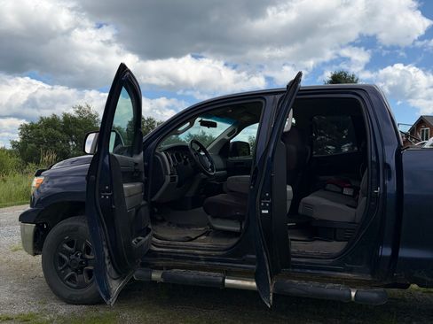 Used 2011 Toyota Tundra 4x4 Double Cab w/ Tow Pkg image 4