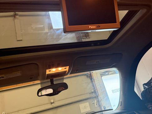 Used 2014 Cadillac Escalade Premium image 2