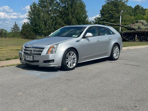 Used 2010 Cadillac CTS Luxury RWD image 1