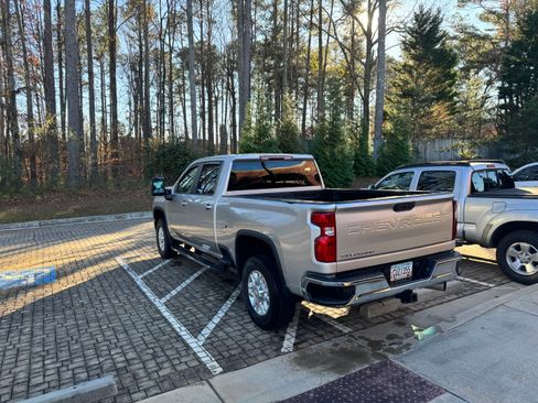 Used 2022 Chevrolet Silverado 2500 LT w/ Convenience Package image 4