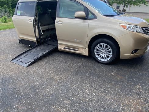 Used 2012 Toyota Sienna XLE FWD image 1