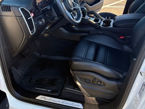 Used 2023 Porsche Cayenne Platinum Edition image 6
