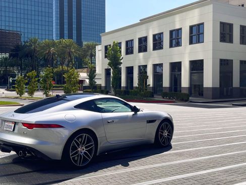 Used 2015 Jaguar F-TYPE R RWD image 9