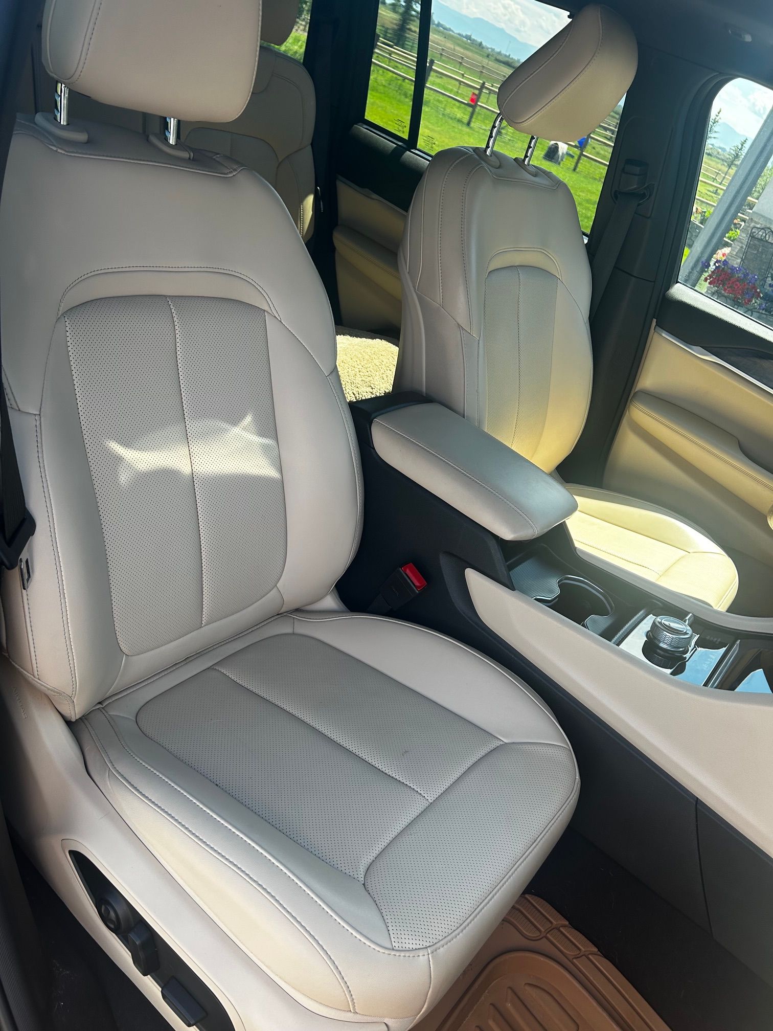 Used 2024 Jeep Grand Cherokee Limited w/ Luxury Tech Group II AWD/4WD image 10
