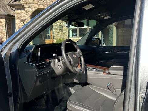 Used 2022 Cadillac Escalade Luxury w/ LPO, Illumination Package image 11