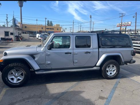 Used 2020 Jeep Gladiator Overland image 2