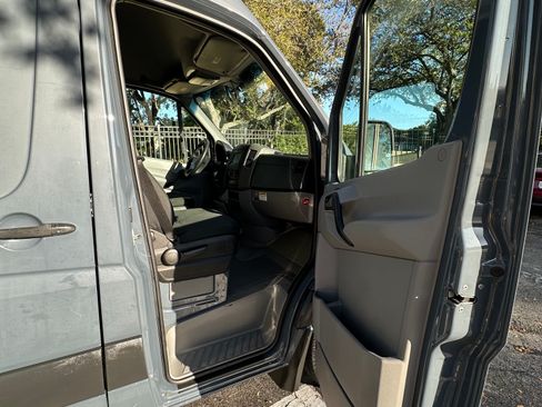 Used 2018 Mercedes-Benz Sprinter 2500 image 17