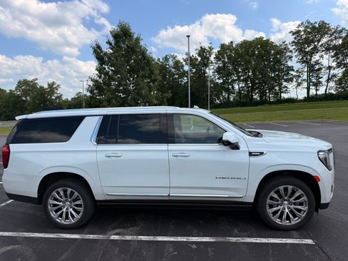 Used 2024 GMC Yukon XL Denali w/ Advanced Technology Package AWD/4WD image 5