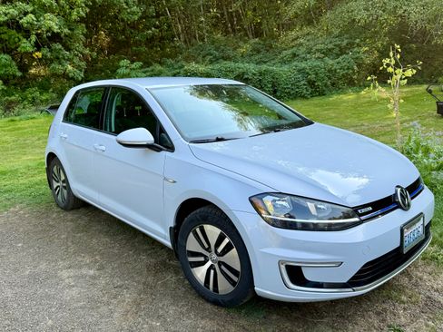 Used 2017 Volkswagen e-Golf SE image 1