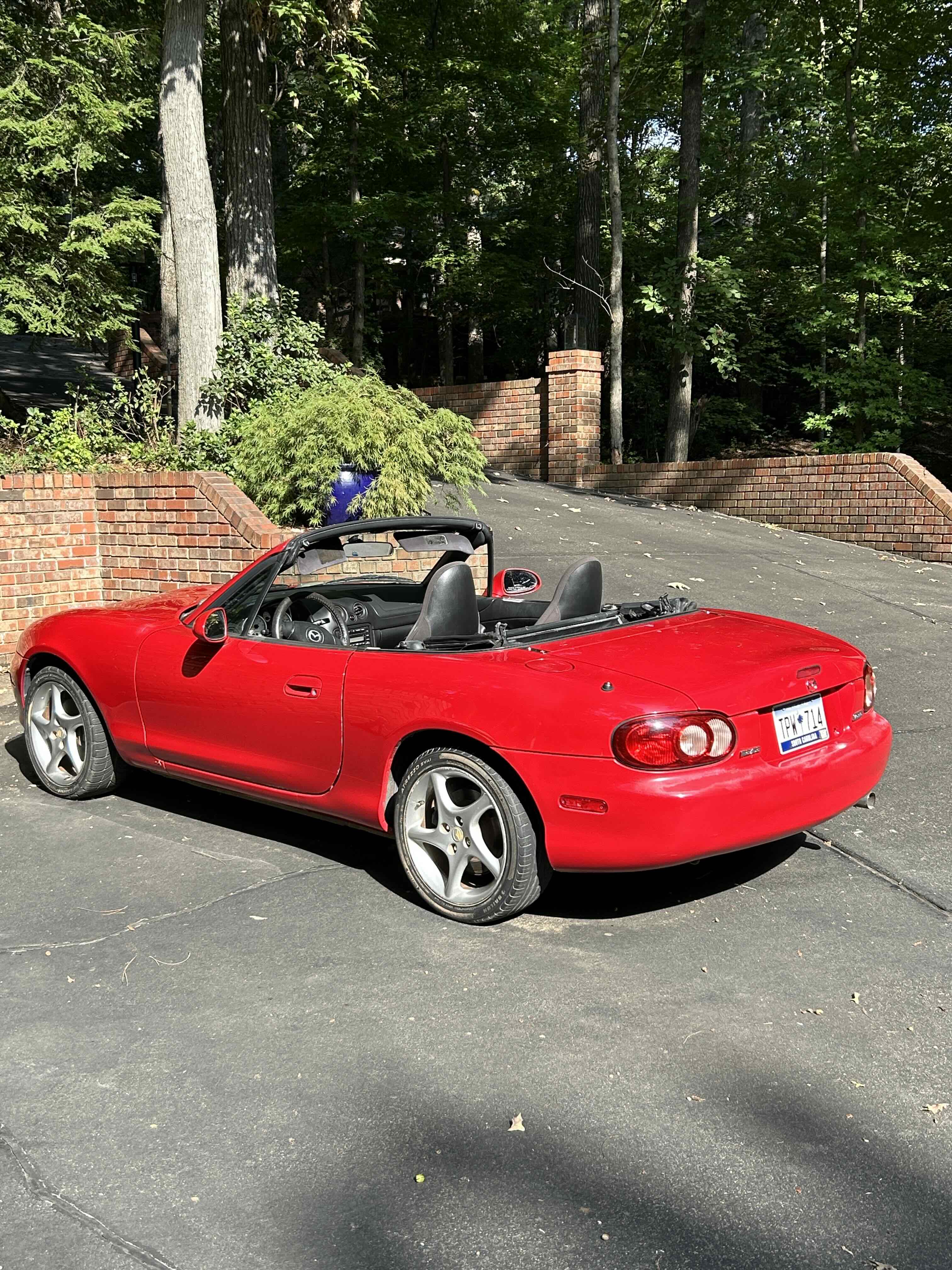 Used 2003 MAZDA MX-5 Miata RWD image 2