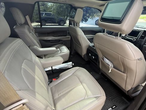 Used 2018 Ford Expedition Limited w/ Equipment Group 302A AWD/4WD image 9