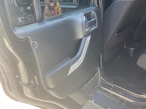 Used 2018 Jeep Wrangler Unlimited Sahara image 5