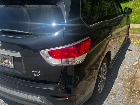 Used 2015 Nissan Pathfinder SV image 4