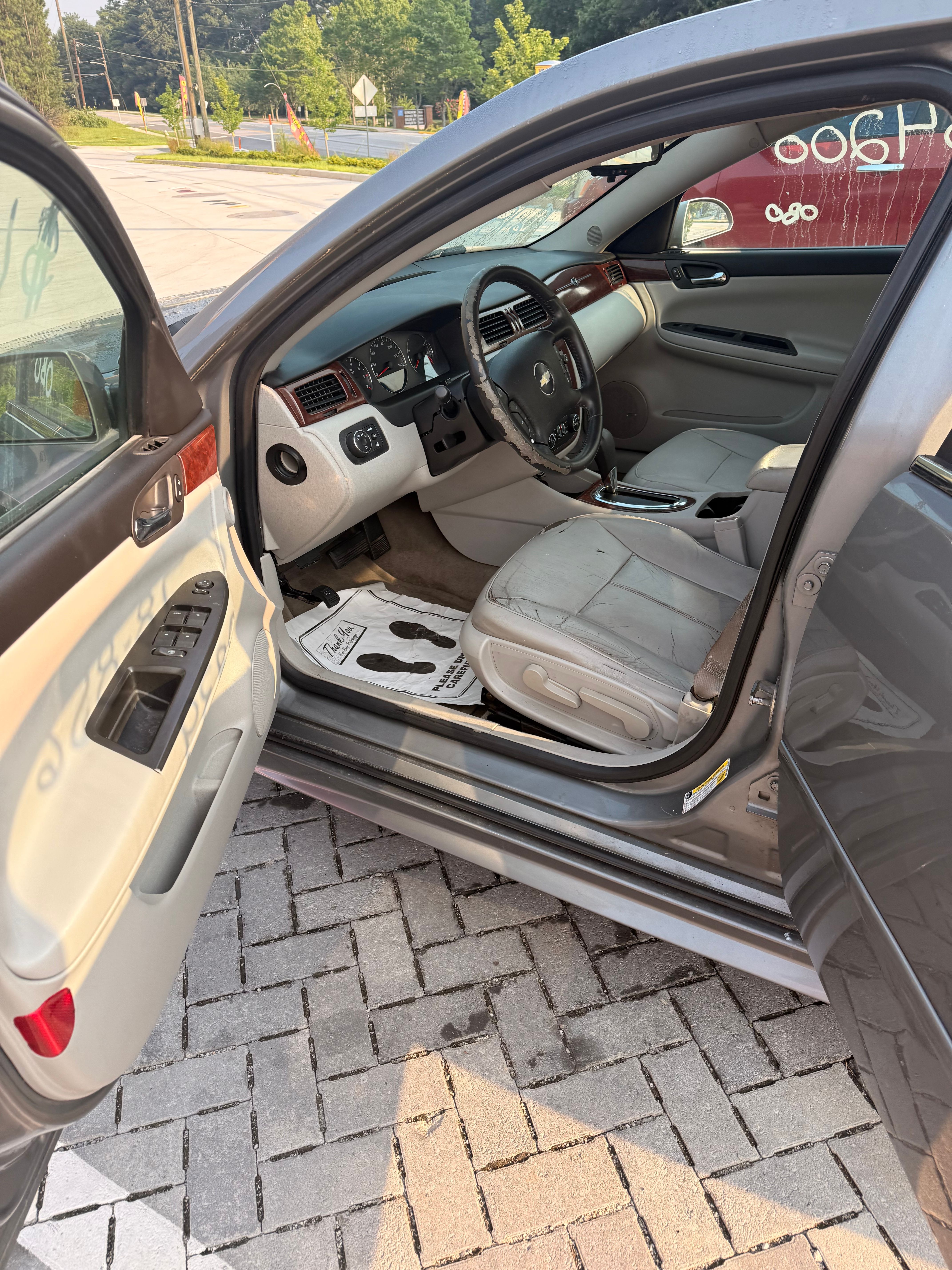 Used 2009 Chevrolet Impala LT w/ Luxury Edition Package FWD image 9