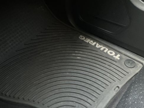 Used 2014 Volkswagen Touareg Sport image 18