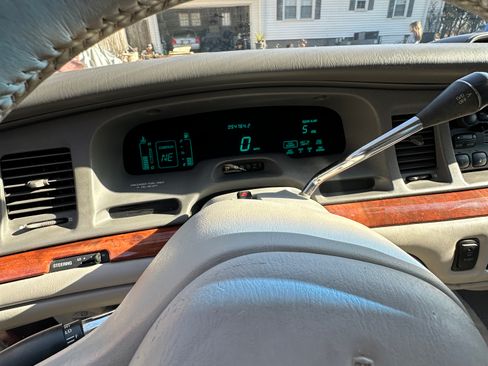 Used 1996 Lincoln Town Car Cartier image 11