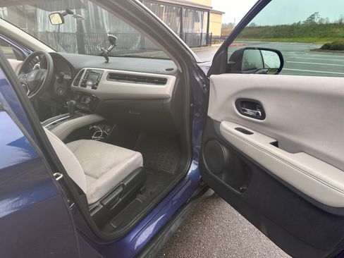 Used 2017 Honda HR-V LX image 8