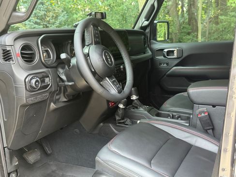 Used 2025 Jeep Wrangler Unlimited Rubicon AWD/4WD image 9