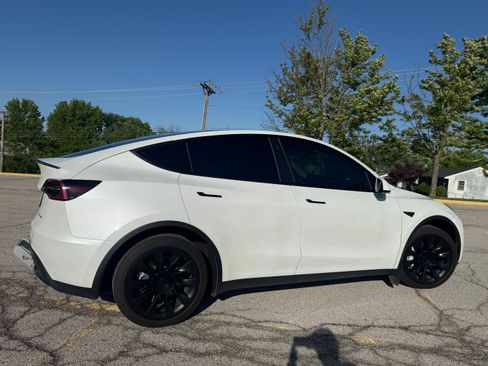 Used 2023 Tesla Model Y Long Range AWD/4WD image 2