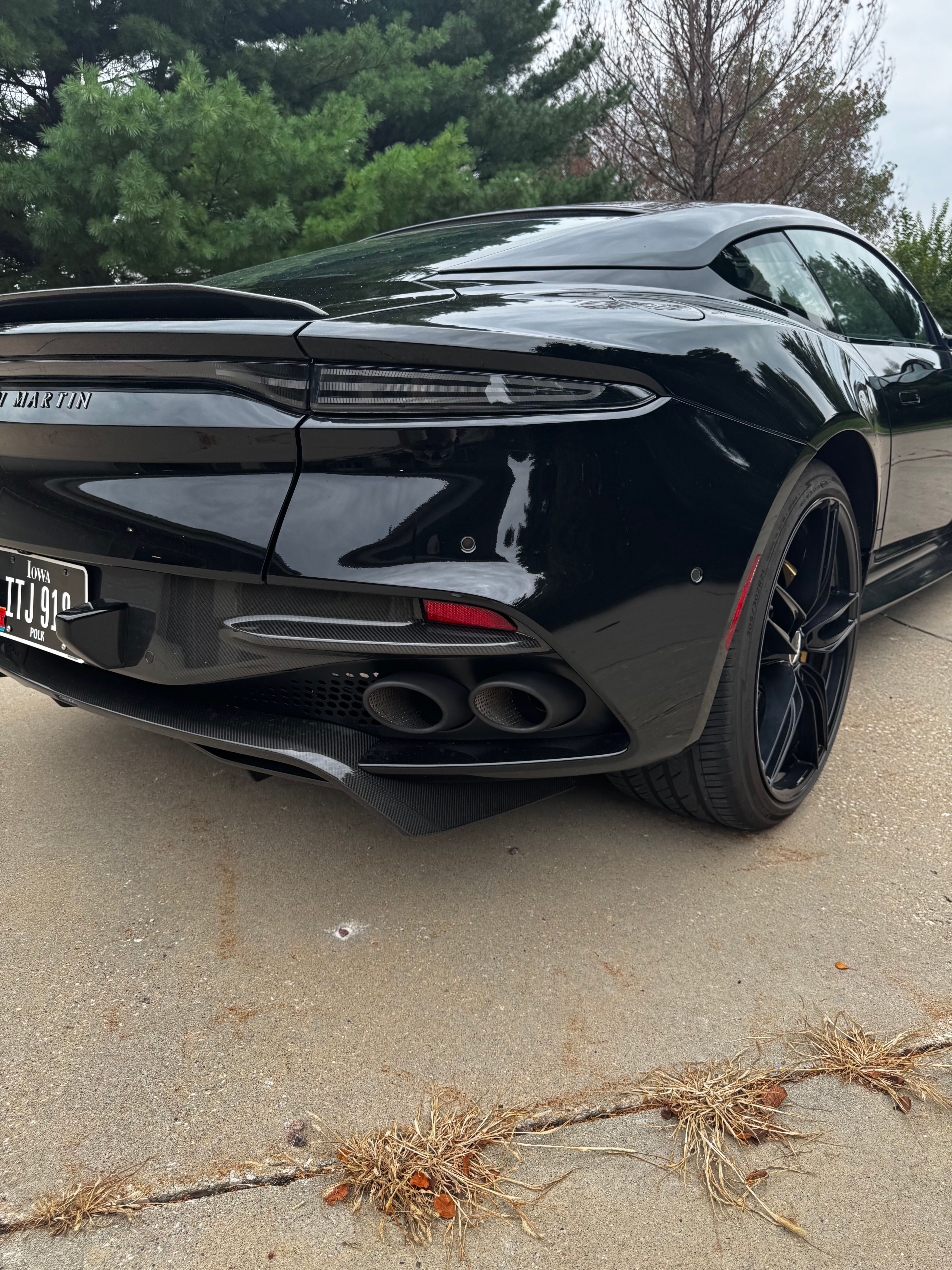 Used 2022 Aston Martin DBS Superleggera RWD image 9