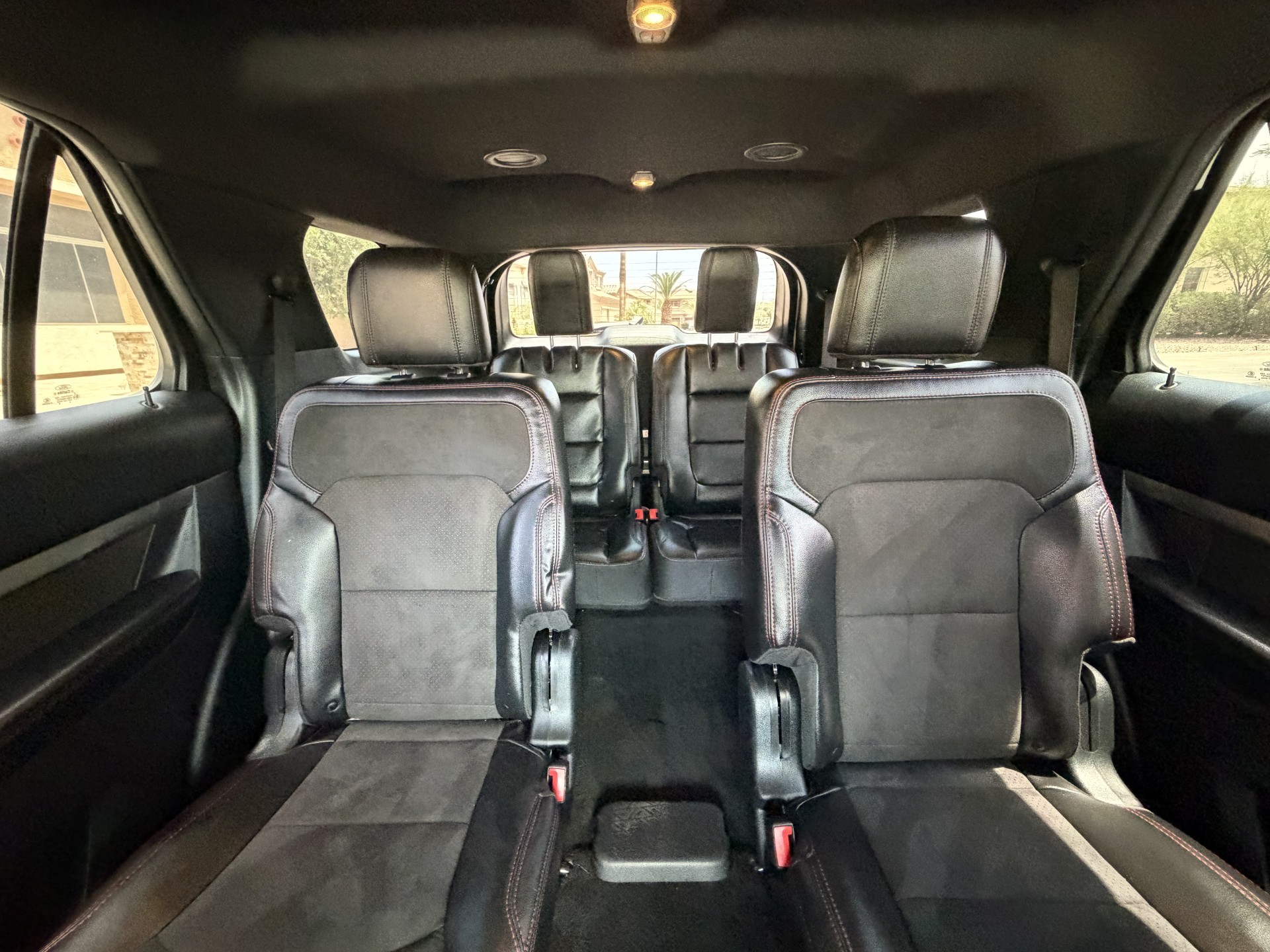 Used 2018 Ford Explorer XLT w/ Equipment Group 202A FWD image 6
