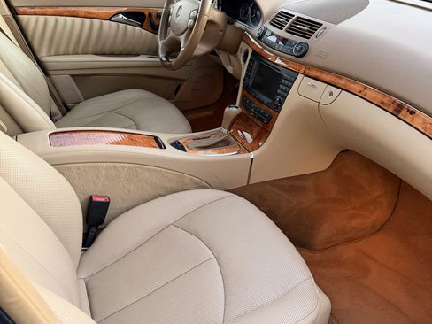 Used 2007 Mercedes-Benz E 550 4MATIC Sedan image 13