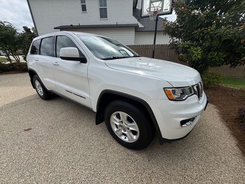 Used 2017 Jeep Grand Cherokee Laredo RWD image 2