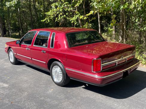 Used 1997 Lincoln Town Car Cartier RWD image 4