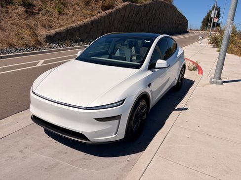 Used 2026 Tesla Model Y Long Range RWD image 30
