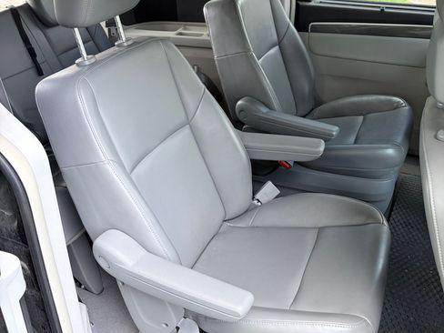 Used 2010 Volkswagen Routan SE FWD image 9