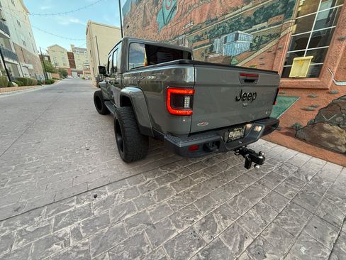 Used 2020 Jeep Gladiator Overland AWD/4WD image 4