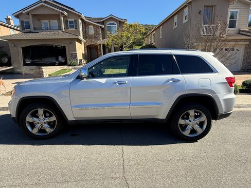 Used 2013 Jeep Grand Cherokee Overland image 9