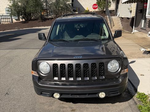 Used 2014 Jeep Patriot Latitude w/ Mopar Trailer Tow Group AWD/4WD image 1