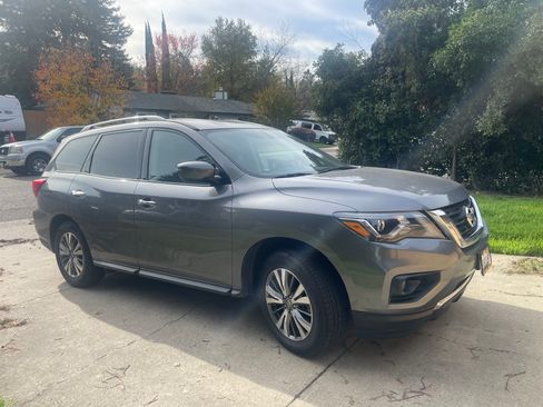 Used 2019 Nissan Pathfinder SV AWD/4WD image 2