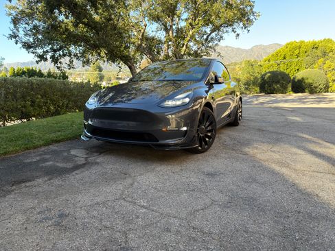 Used 2023 Tesla Model Y Performance image 1