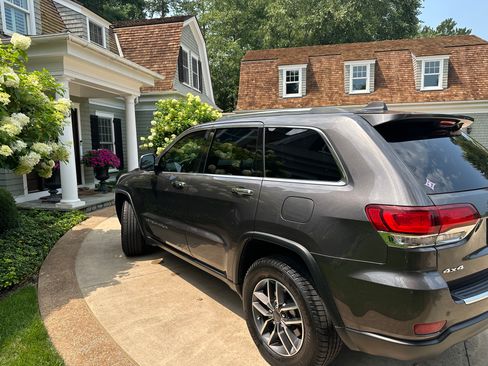 Used 2020 Jeep Grand Cherokee Limited AWD/4WD image 2