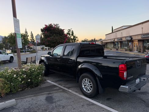 Used 2015 Nissan Frontier SV w/ SV Value Truck Package RWD image 11