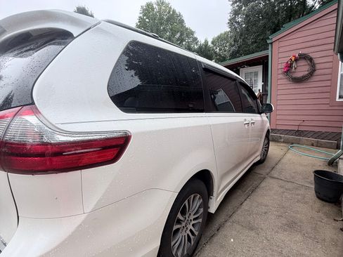 Used 2020 Toyota Sienna XLE Premium FWD image 11