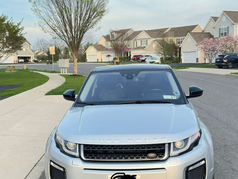 Used 2017 Land Rover Range Rover Evoque SE Premium image 5