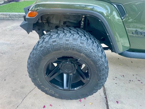 Used 2022 Jeep Gladiator Sport image 6