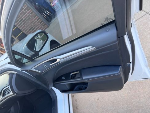 Used 2017 Ford Fusion SE FWD image 16