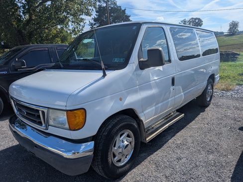 Used 2006 Ford E-150 and Econoline 150 XLT Van 3D image 2