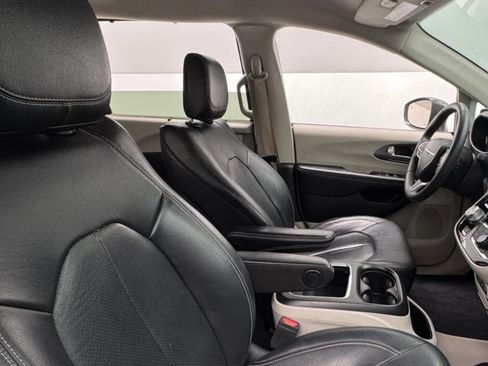 Used 2022 Chrysler Pacifica Touring-L FWD image 1