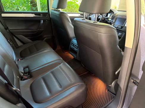 Used 2016 Volkswagen Touareg Sport image 20