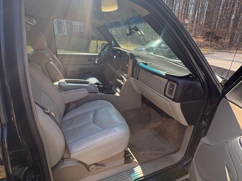 Used 2003 Chevrolet Suburban Z71 image 13