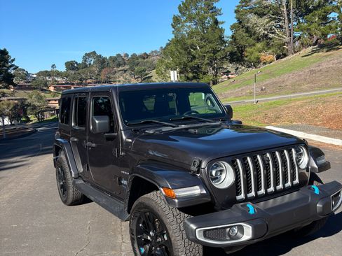 Used 2022 Jeep Wrangler Unlimited Sahara w/ Cold Weather Group image 15